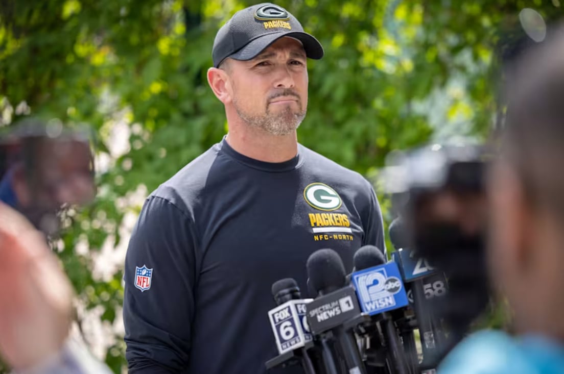 El entrenador principal del equipo evitó ampliar comentarios sobre la situación y reafirmó la decisión de respetar el curso que tomen las autoridades y la institución (AP Photo/Mike Roemer)