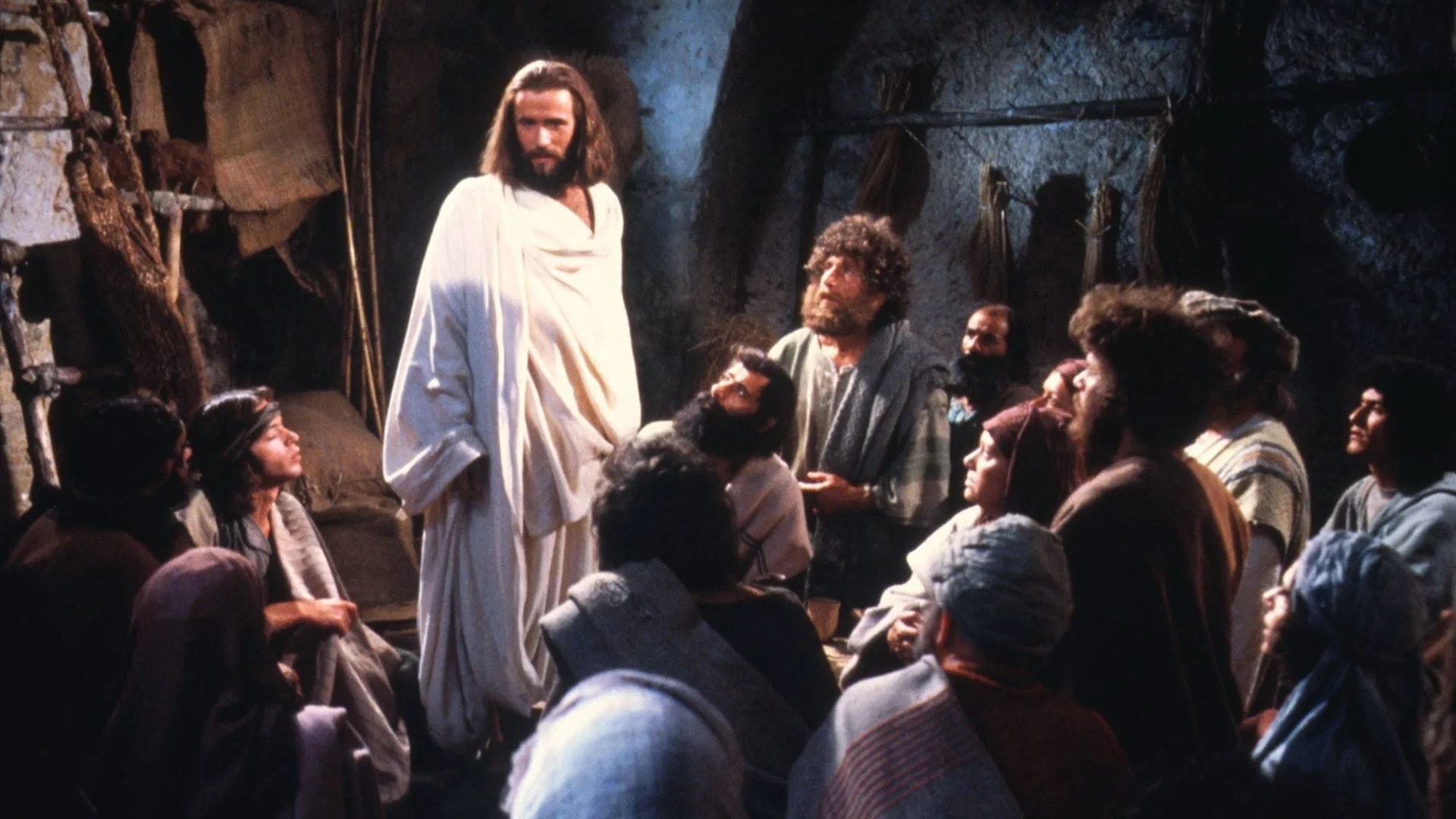 Jesús de Nazaret, interpretado por Brian Deacon, instruye a sus seguidores en una escena de la película