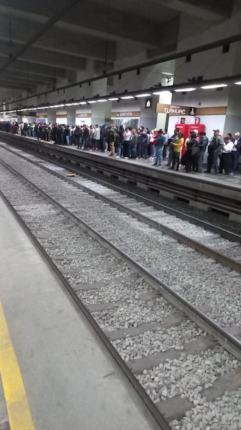 Aglomeraciones en la Línea 12 del Metro de la CDMX. Foto: X/@sahkty2683.