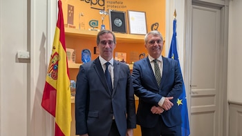 El presidente de la AEPD, Lorenzo Cotino Hueso (dcha), y su adjunto, Francisco Pérez Bes (izq).
