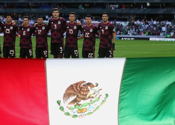 La selección mexicana durante el himno nacional en el partido vs Honduras sobre la cancha del Estadio Azteca (Foto: REUTERS/Henry Romero)