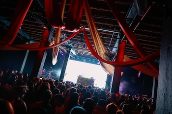 Una multitud de mujeres copó