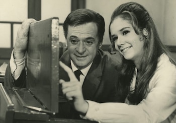 Luis Sandrini y Soledad Silveyra en "El profesor hippie", de 1969