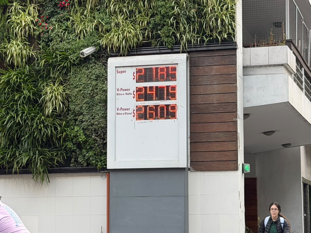 El recrudecimiento de los conflictos bélicos en Irán y Yemen impulsó subas de más del 25% en el valor internacional del petróleo.