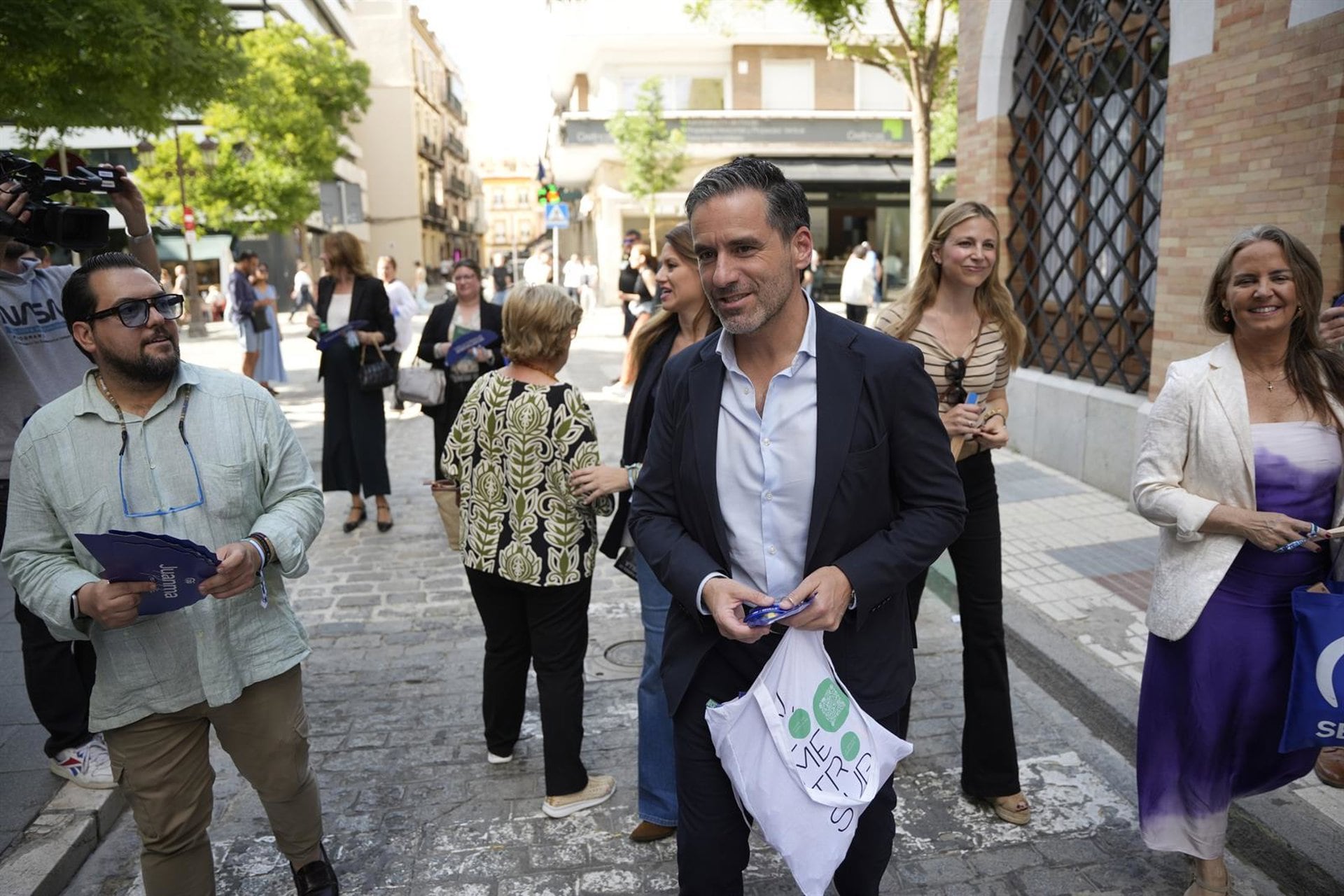 14/05/2026 El portavoz y vicesecretario de Cultura y Deporte del PP, Borja Sémper (c), en un paseo electoral por la Plaza de la Encarnación. A 14 de mayo 2026, en Sevilla (Andalucía, España).El portavoz y vicesecretario de Cultura y Deporte del PP, Borja Sémper, ha visitado este jueves la capital andaluza para apoyar la campaña electoral del PP-A de cara a las elecciones del 17M, retomando así su actividad política tras casi diez meses de baja por un cáncer.POLITICA Joaquín Corchero - Europa Press