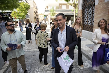 14/05/2026 El portavoz y vicesecretario de Cultura y Deporte del PP, Borja Sémper (c), en un paseo electoral por la Plaza de la Encarnación. A 14 de mayo 2026, en Sevilla (Andalucía, España).El portavoz y vicesecretario de Cultura y Deporte del PP, Borja Sémper, ha visitado este jueves la capital andaluza para apoyar la campaña electoral del PP-A de cara a las elecciones del 17M, retomando así su actividad política tras casi diez meses de baja por un cáncer.
POLITICA
Joaquín Corchero - Europa Press