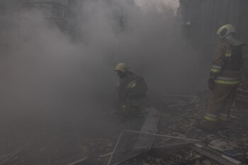 Los bomberos ucranianos trabajan en