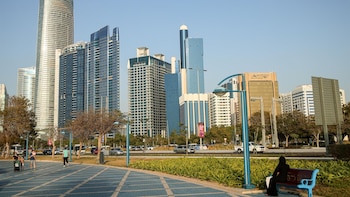 Mueren dos personas en Abu Dabi por el impacto de los restos de un misil balístico interceptado en EAU