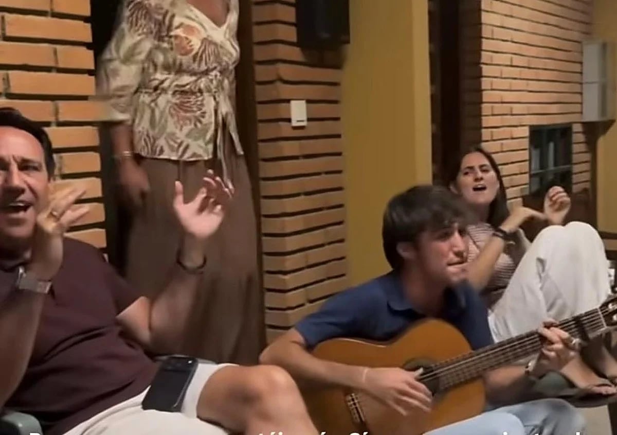 Imagen del vídeo viral de una familia cantando al unísono la misma canción.