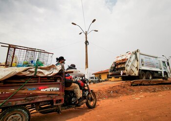 Recicladores observan el Vertedero Cateura