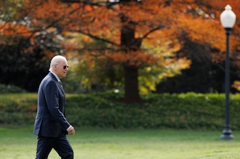 Joe Biden camina hacia la Oficina Oval de la Casa Blanca (EFE/EPA/Aaron Schwartz)