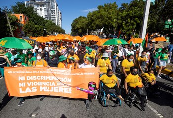 Decenas de mujeres participan en