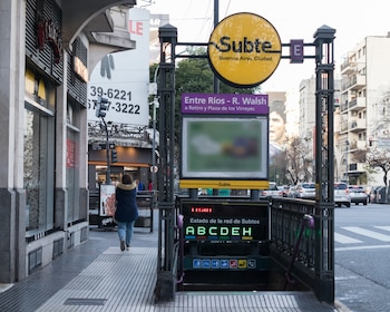 La renovación de la estación Entre Ríos incluye impermeabilización, pintura, cambio de pisos, luces led, señalética y mobiliario de andén