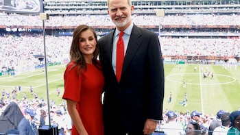 La Reina Letizia recupera su icónico diseño rojo de Adolfo Domínguez en la final del Mundial