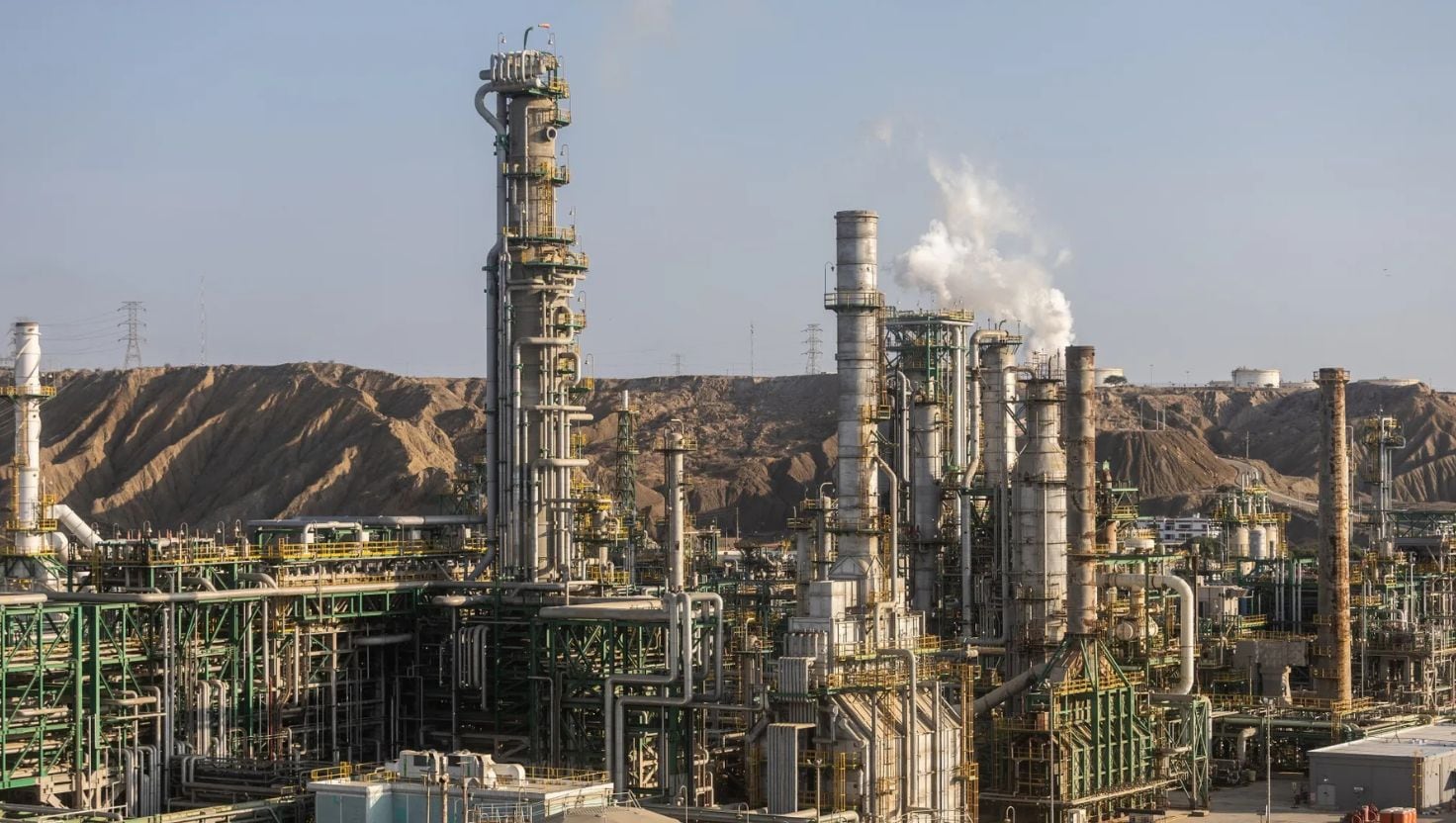 Petroperú enfrenta una deuda total de 7.899 millones de dólares y compromisos inmediatos con proveedores por 2.500 millones, lo que afecta el suministro a sus refinerías.