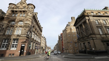 La calle de Escocia que conecta un castillo medieval, un palacio de la familia real, las historias de Harry Potter y siglos de leyendas