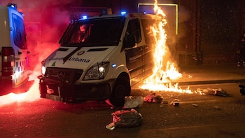 Piden 25 años para 9 acusados de quemar presuntamente un furgón de la Guàrdia Urbana en una protesta pro Hasél