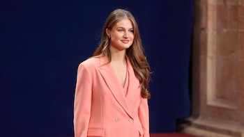La Princesa Leonor, radiante, recibe por primera vez en solitario a los premiados con los Premios Princesa de Asturias