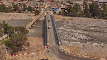 El diseño del puente contempló estudios topográficos, hidráulicos y geotécnicos, además de trabajos de protección ribereña con enrocado para reforzar la seguridad ante el caudal del río - Créditos: MML.