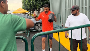 Orbelín Pineda protagoniza momento emotivo al bailar con un aficionado de León