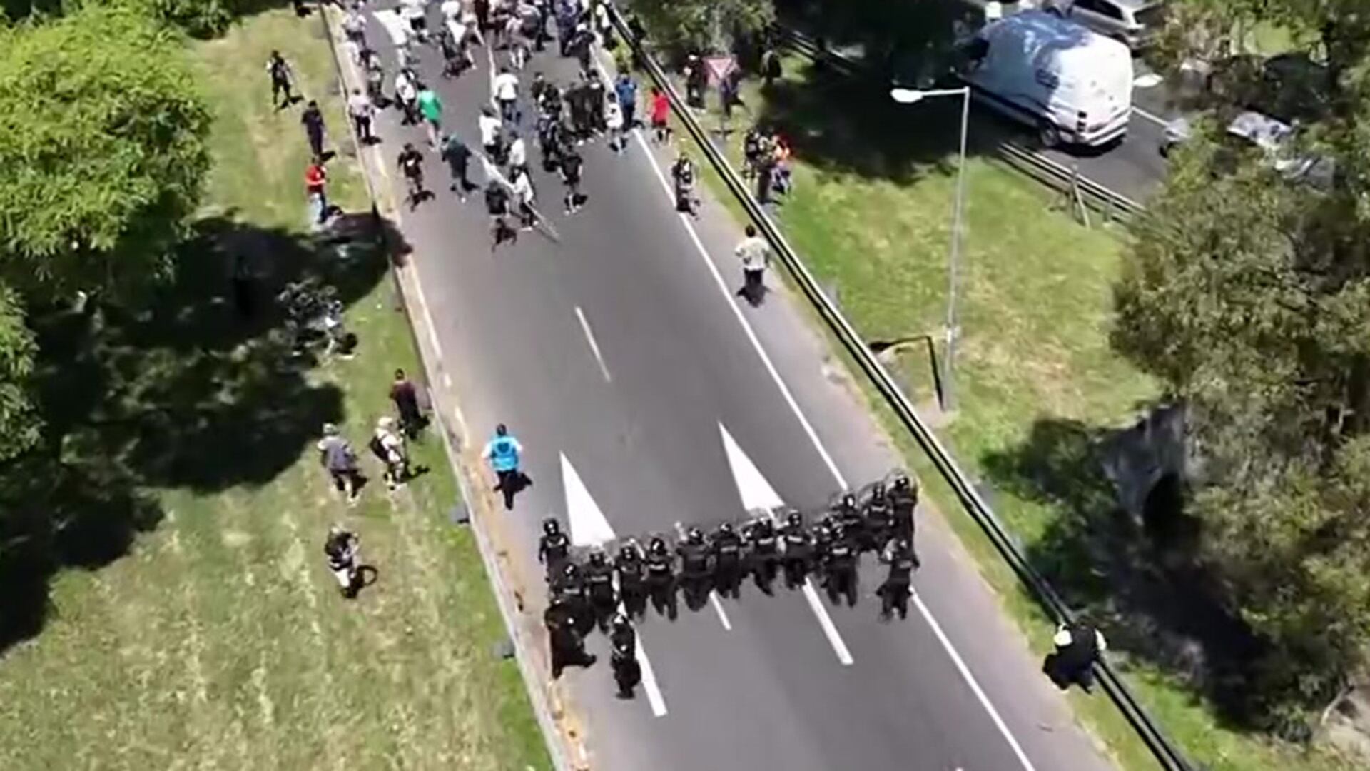 Los manifestantes se repliegan ante el avance de las fuerzas policiales sobre la colectora de la avenida General Paz