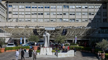 El Papa pasa una "buena" segunda noche en el hospital tras la operación del pulmón: "Se ha levantado y ha desayunado"