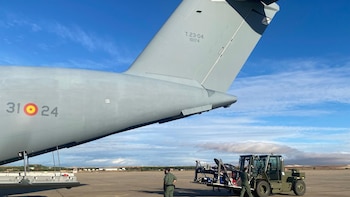 Aterriza en Torrejón (Madrid) el primer avión con 76 españoles repatriados desde Venezuela