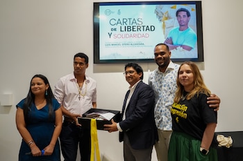 MIAMI (ESTADOS UNIDOS), 25/08/2026.- La directora adjunta para las Américas de Investigaciones de Amnistía Internacional, Astrid Valencia (i); Luis Manuel Otero Alcántara (2-i); el director de incidencia para las Américas de la sección de Estados Unidos de Amnistía Internacional, Daniel Noroña (c); el Caribbean Campaigner para Amnistía Internacional, Cristian Manuel Jiménez (2-d); y la investigadora del Caribe de Amnistía Internacional, Johanna Cilano posan para un fotografía este martes, durante el acto 'Cartas de libertad y solidaridad' en Miami (EE.UU.). EFE/ Alberto Boal