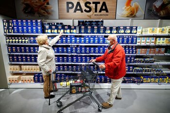 FOTO DE ARCHIVO: Tienda de comestibles Edeka en Düsseldorf, Alemania, 29 de abril de 2020. REUTERS/Wolfgang Rattay