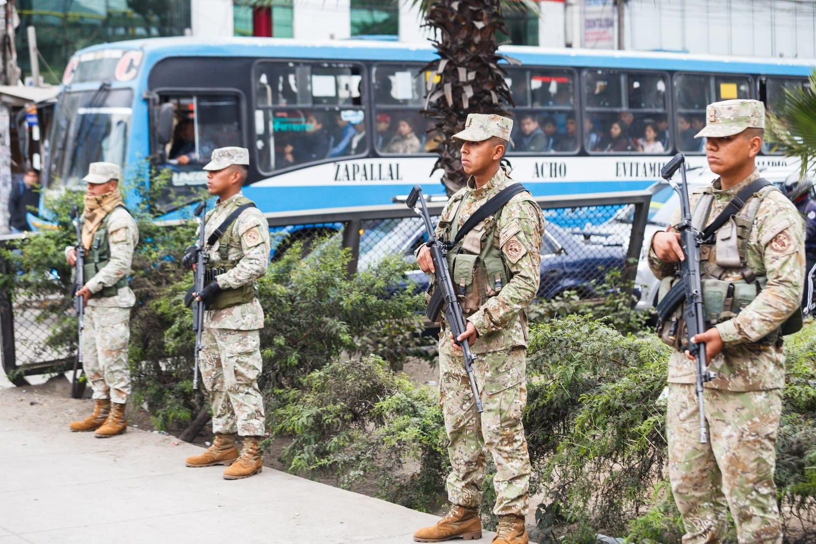 Un grupo de agentes del Ejército del Perú resguarda las calles de Lima, tras la disposición de un estado de emergencia en la ciudad capitalina. (Andina)