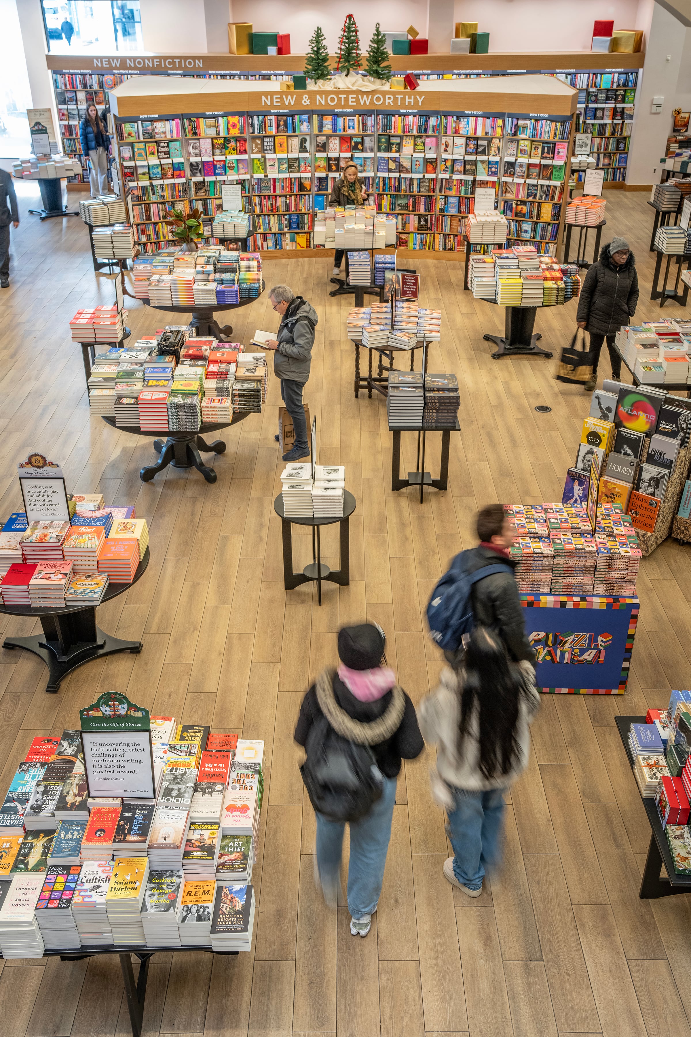 BC-HBRNI-1100-DIGITAL-ECONOMY-ART-NYTSF— Research: What Physical Retail Stores Deliver in a Digital Economy. (Tony Cenicola/The New York Times) — ONLY FOR USE WITH ARTICLE SLUGGED — BC-HBRNI-1100-DIGITAL-ECONOMY-ART-NYTSF — OTHER USE PROHIBITED.