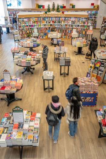 BC-HBRNI-1100-DIGITAL-ECONOMY-ART-NYTSF— Research: What Physical Retail Stores Deliver in a Digital Economy. (Tony Cenicola/The New York Times) — ONLY FOR USE WITH ARTICLE SLUGGED — BC-HBRNI-1100-DIGITAL-ECONOMY-ART-NYTSF — OTHER USE PROHIBITED.
