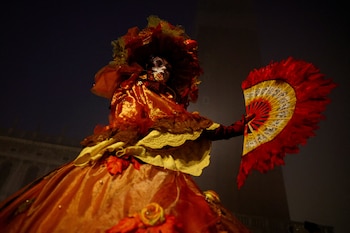 Un juerguista enmascarado participa en el carnaval de Venecia en la Plaza de San Marcos en Venecia, Italia, 27 de enero de 2024