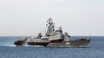 Un barco militar ruso violó