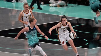 Angel Reese derrota Caitlin Clark