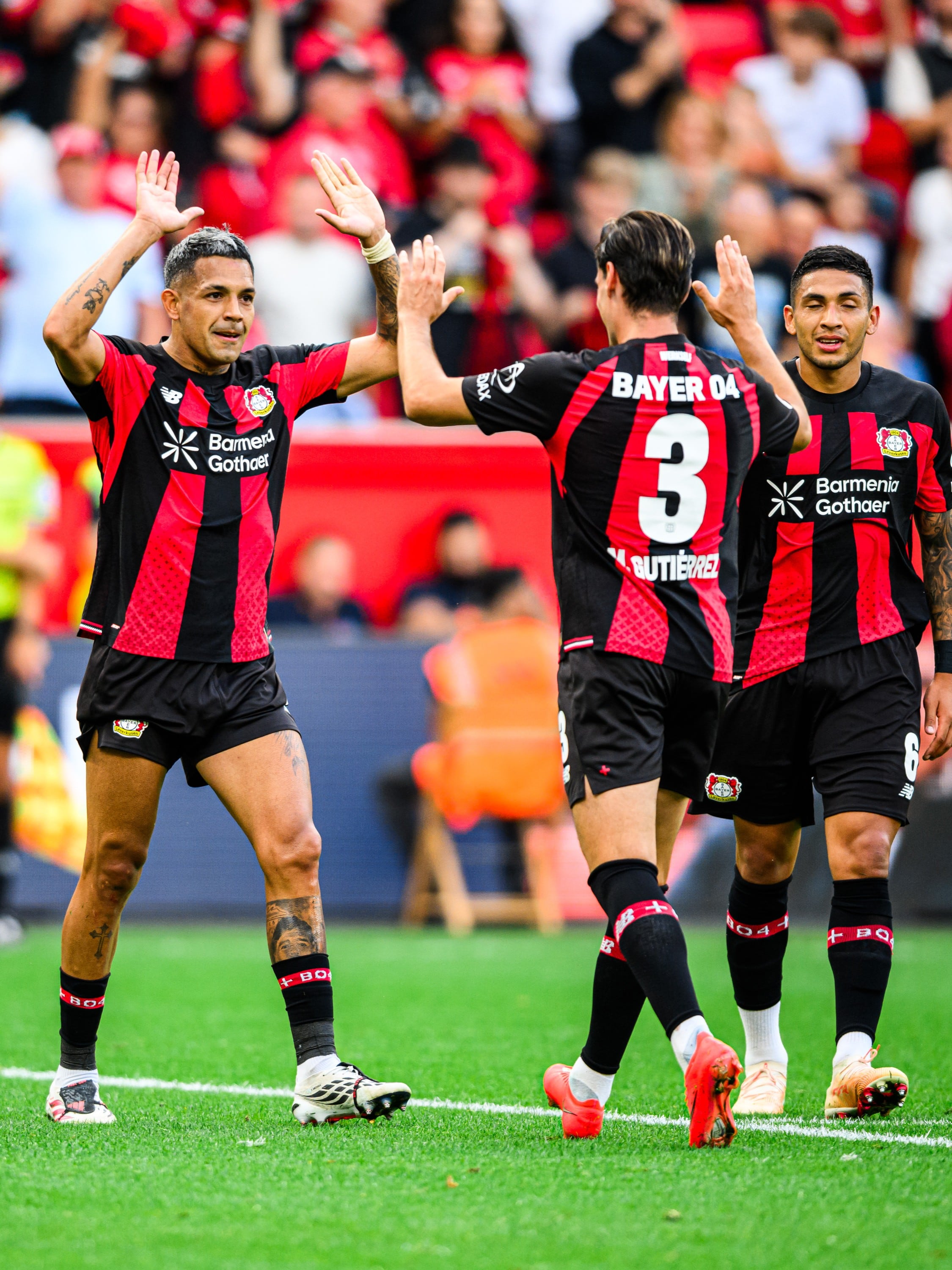 Facundo Medina celebró su primer gol con la camiseta del Bayer Leverkusen (@bayer04fussball)