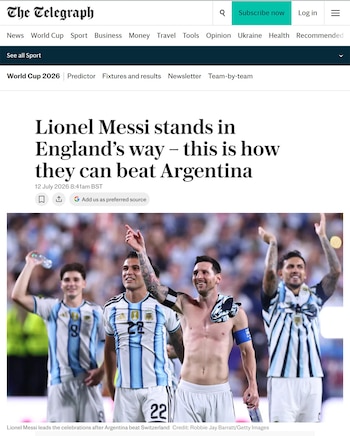 Lionel Messi sin camiseta levanta un brazo con una camiseta sobre el hombro, junto a tres compañeros con camisetas de la selección argentina en un estadio