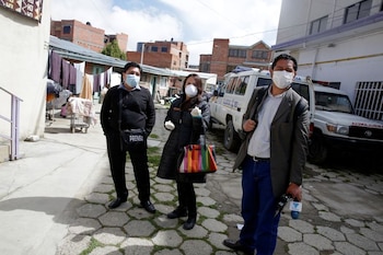 Periodistas utilizan barbijos en el