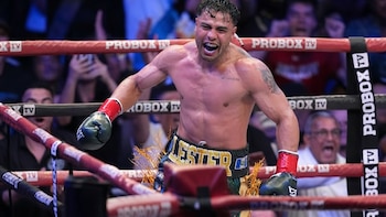 El guatemalteco Lester Martínez retuvo el título interino supermediano con un nocaut técnico y ahora busca enfrentarse a Canelo o a Mbilli
