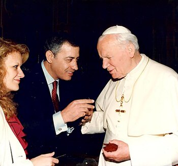 Con su esposa, en una