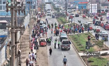 Camión descontrolado impacta mototaxis y
