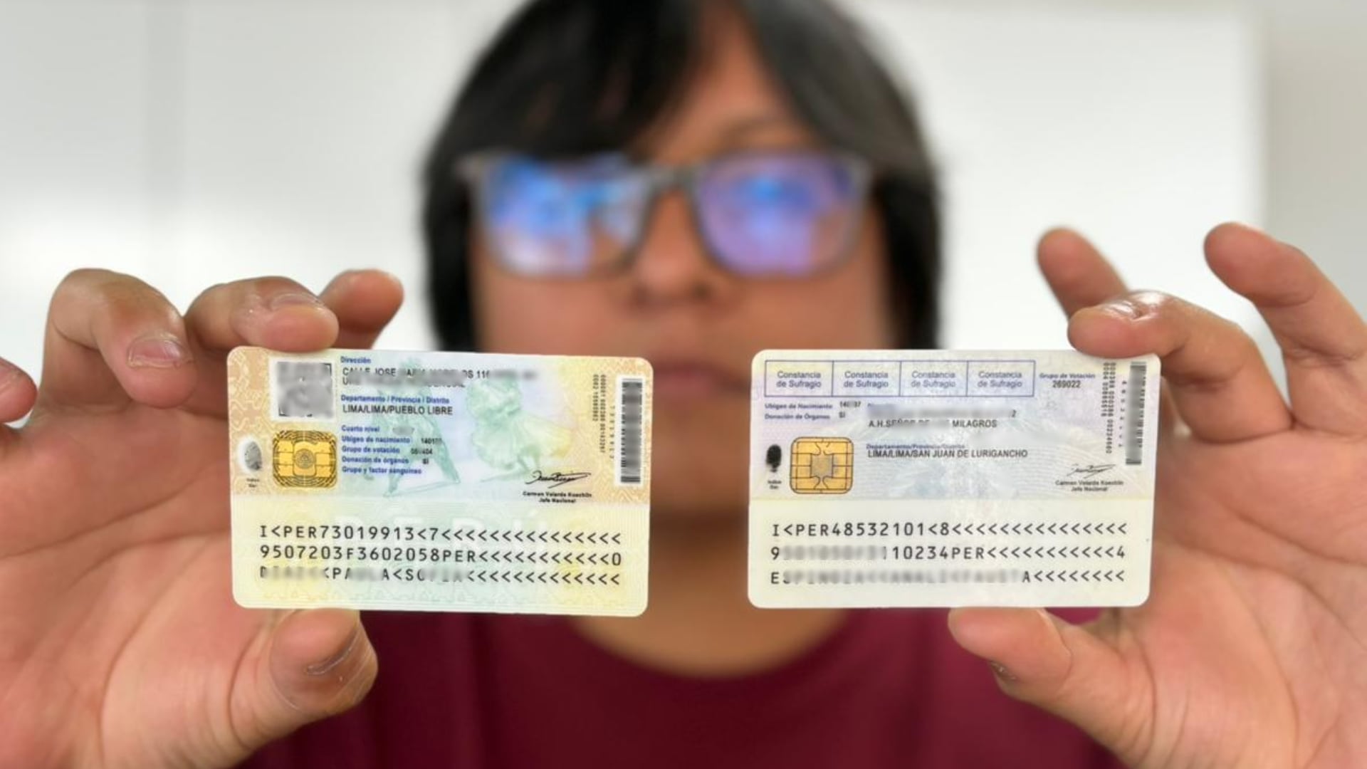 El proceso electoral de este año introduce una modificación relevante para los votantes: los miembros de mesa ya no colocarán stickers ni hologramas en la parte posterior del Documento Nacional de Identidad (DNI)| Foto: Infobae Perú (Clara Giraldo)