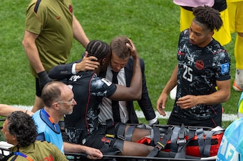 Koné se retira lesionado después de una grave lesión en su pierna. (Timothy Matwey/The Canadian Press via AP)