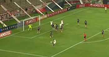 El remate en primera de Nelson Cabanillas que acabó en el gol de Emanuel Herrera. (DSports)
