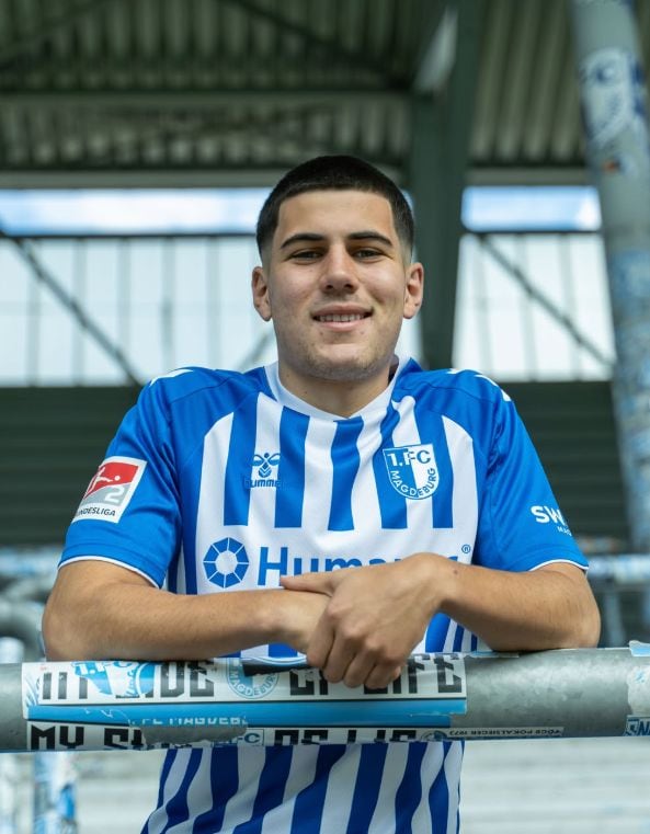 Magdeburgo no pudo sostener la igualdad ante Hertha Berlín y terminó perdiendo 2-1 en el Estadio Olímpico. El partido también dejó expulsiones en ambos equipos durante el segundo tiempo. (1. FC Magdeburg)