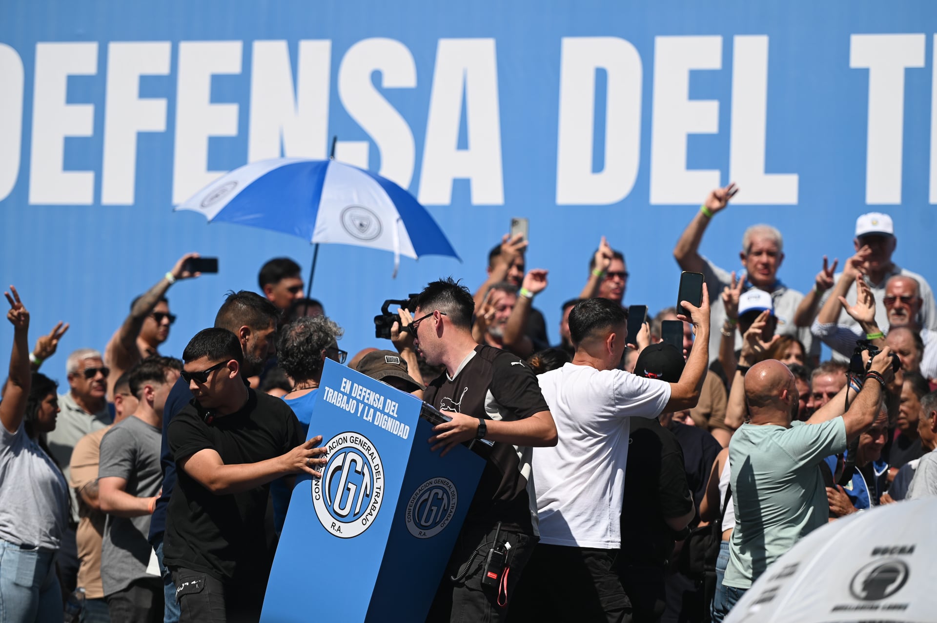Apenas terminaron de hablar los cotitulares de la CGT se llevaron rápidamente el atril (Foto: RS Fotos)