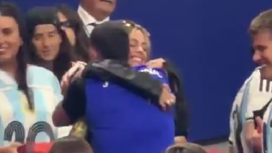 El romántico abrazo entre Tini Stoessel y Rodrigo de Paul en la tribuna tras la victoria de Argentina sobre Inglaterra en el Mundial