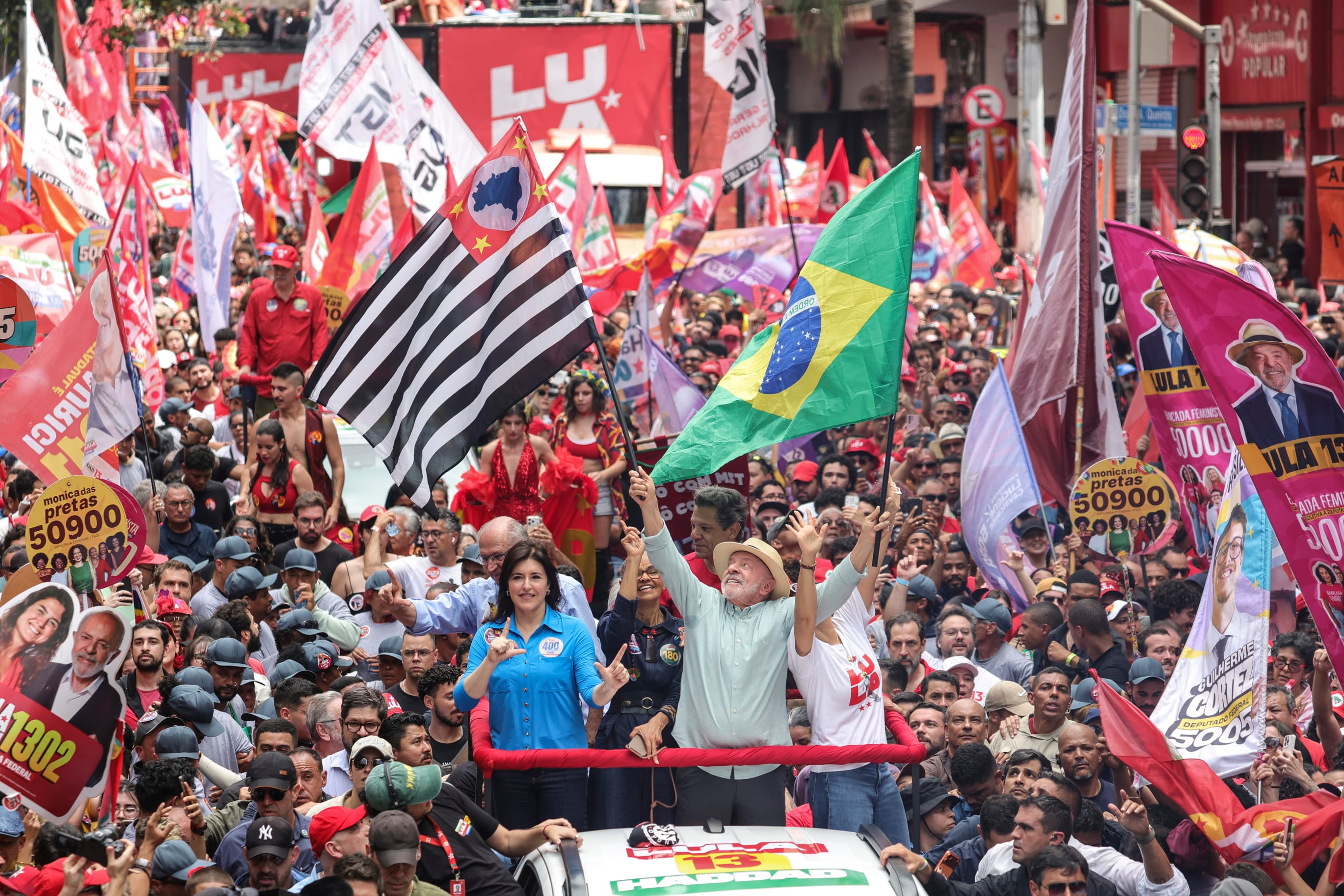 El presidente de Brasil y candidato a la reelección, Luiz Inácio Lula da Silva (c), participa junto a la candidata el senado Simone Tebet (i) en una caravana este sábado, en San Pablo (EFE/ Sebastiao Moreira)