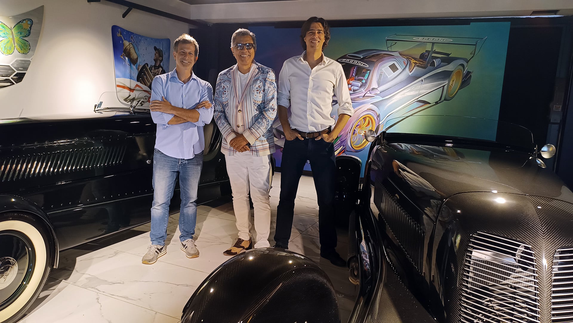 Francisco Orden y Arturo Arrebillaga acompañados por Jorge Gómez, quién compró el primer auto y los ayudó con asesoramiento y contactos en el mundo de los coleccionistas