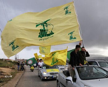 Un partidario de Hezbollah gesticula mientras sostiene una bandera en Marjayoun, Líbano (REUTERS/Aziz Taher/File Photo)